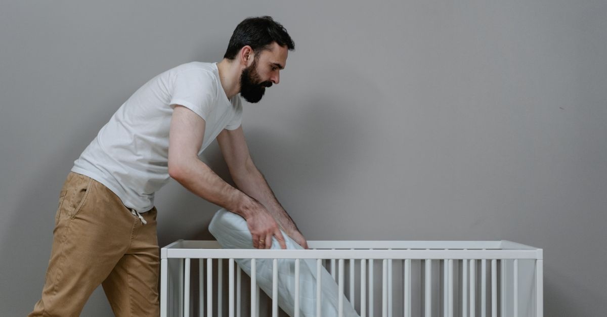 Sicher schlafen im Babybett: Warum weniger mehr ist (ohne Kissen & Nestchen)