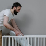 Sicher schlafen im Babybett: Warum weniger mehr ist (ohne Kissen & Nestchen)