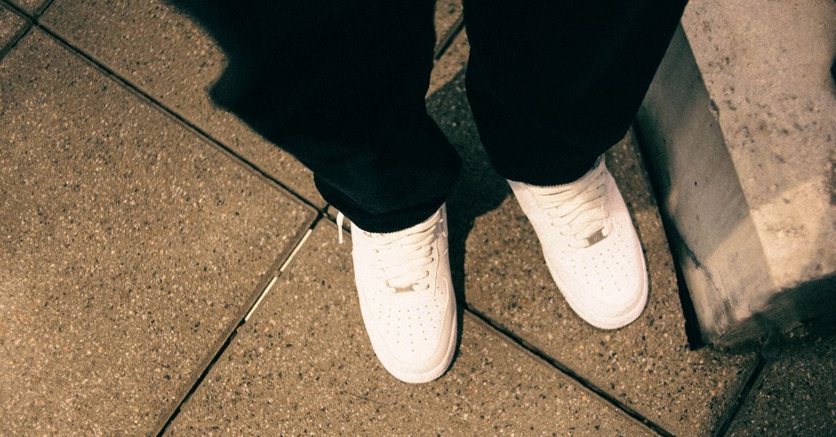 So kombinierst du schmale Sneaker mit weiter Hose: 7 stylische Looks für jeden Tag