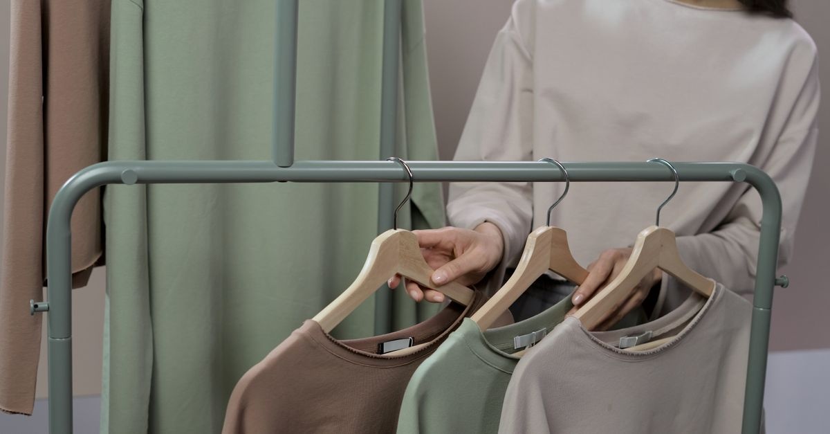 Grün trifft Beige: So gelingt dir die perfekte Kombi für einen natürlichen Look