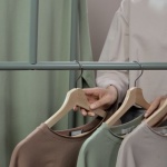 Grün trifft Beige: So gelingt dir die perfekte Kombi für einen natürlichen Look