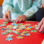 Klein, aber genial: So richtest du deine Puzzleecke platzsparend und gemütlich ein