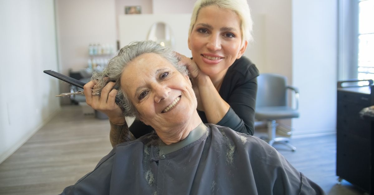 Graue Haare mit Stil: So gelingt dir der schöne Übergang ohne Stress