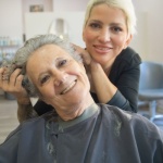 Graue Haare mit Stil: So gelingt dir der schöne Übergang ohne Stress