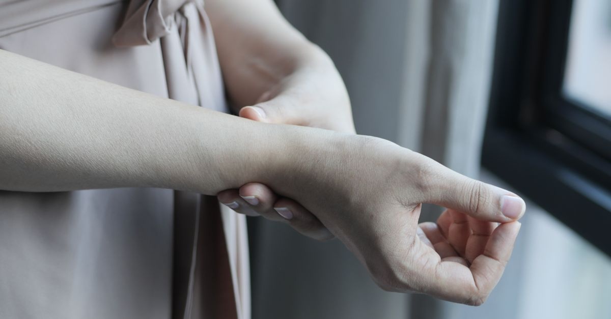 Wenn die Hände kribbeln: Warum Frauen besonders oft vom Karpaltunnel betroffen sind – Ursachen, Symptome & Hilfe