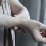 Wenn die Hände kribbeln: Warum Frauen besonders oft vom Karpaltunnel betroffen sind – Ursachen, Symptome & Hilfe