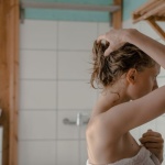 Warum die Kopfhaut nach dem Shampoonieren spannt – Ursachen, Soforthilfe & die besten Pflegetipps