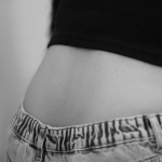 Mehr Bein, weniger Bauch: Warum ein hoher Bund bei kurzem Oberkörper perfekt sitzt