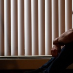 Wenn die Welt zu laut wird: Sozialer Rückzug als stilles Warnsignal bei Depression