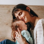 Entspannt unterwegs: Wie Reisen mit Baby gelingt – ohne den Schlafrhythmus zu stressen