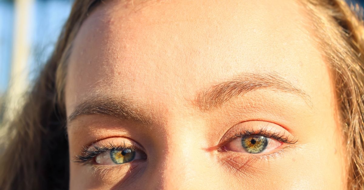 Wenn Sonnencreme in den Augen brennt: Ursachen, Soforthilfe und Tipps für einen sorgenfreien Sonnentag