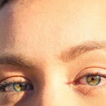 Wenn Sonnencreme in den Augen brennt: Ursachen, Soforthilfe und Tipps für einen sorgenfreien Sonnentag