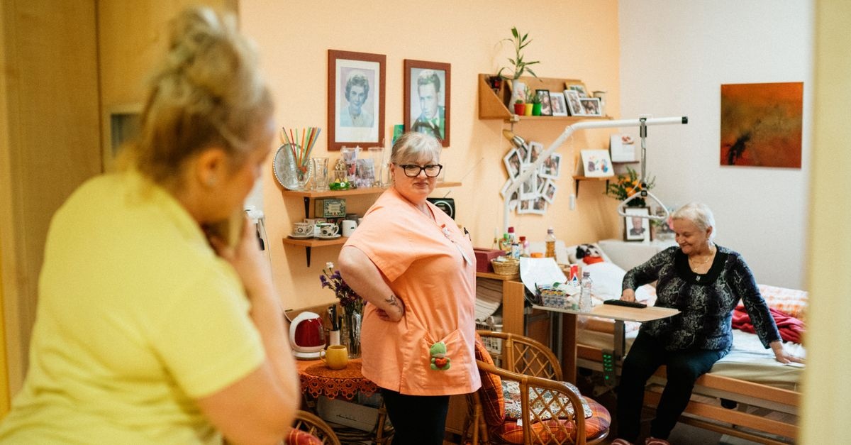 Wenn Pflege zur Belastung wird: Wie Angehörige gesunde Grenzen setzen und Kraft behalten
