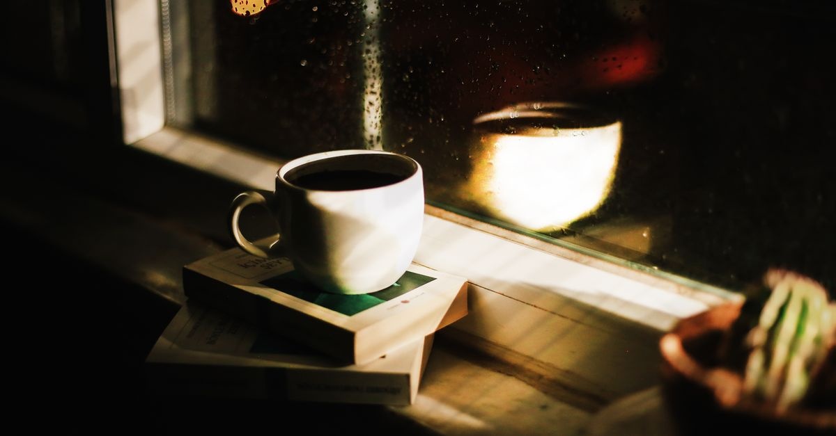 Wenn der Regen ans Fenster klopft: Die schönsten Wohlfühlbücher für gemütliche Lesestunden