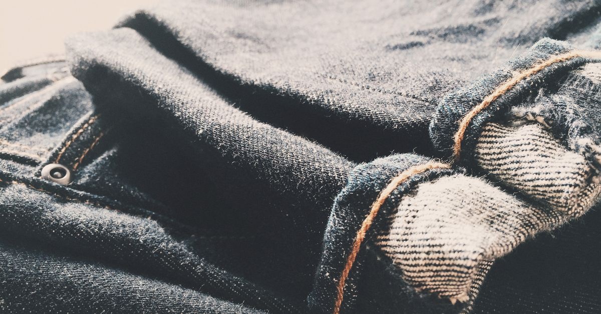 Warm, stylvoll, unsichtbar: So kombinierst du Strumpfhosen perfekt unter Jeans