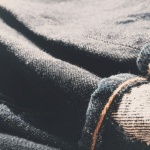 Warm, stylvoll, unsichtbar: So kombinierst du Strumpfhosen perfekt unter Jeans